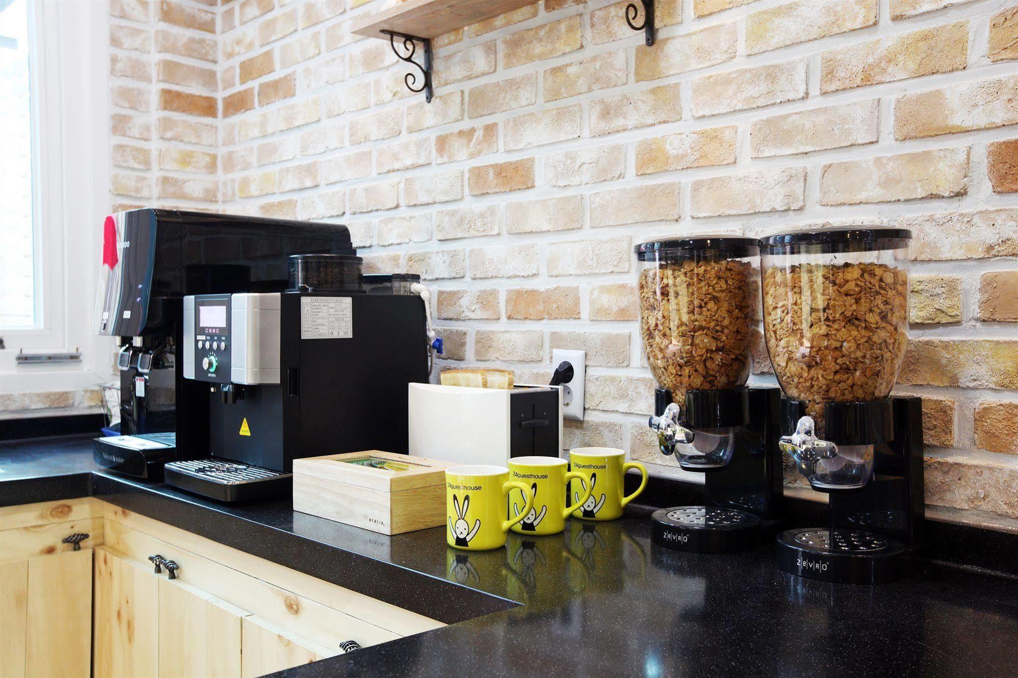 24 Guesthouse Myeongdong Avenue Seul Esterno foto